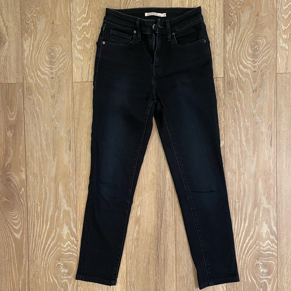 Levi’s 721 High Rise Skinny Jeans in Black Wash - Picture 4 of 5